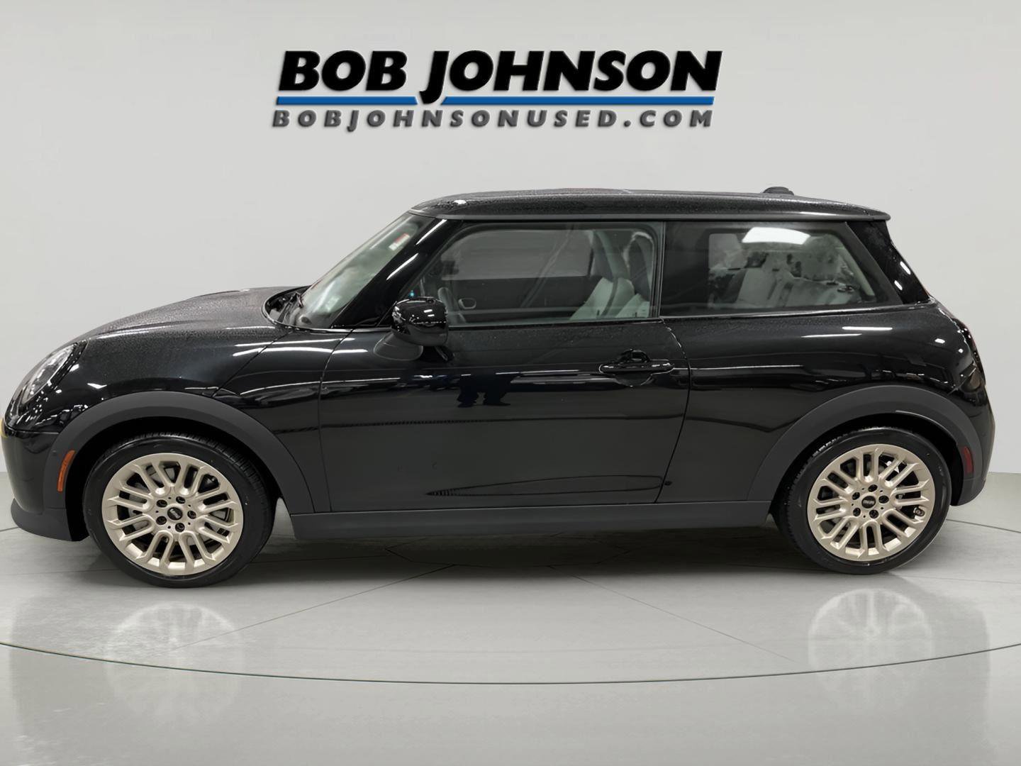 Used 2025 MINI Cooper 2-Door Hardtop image 3