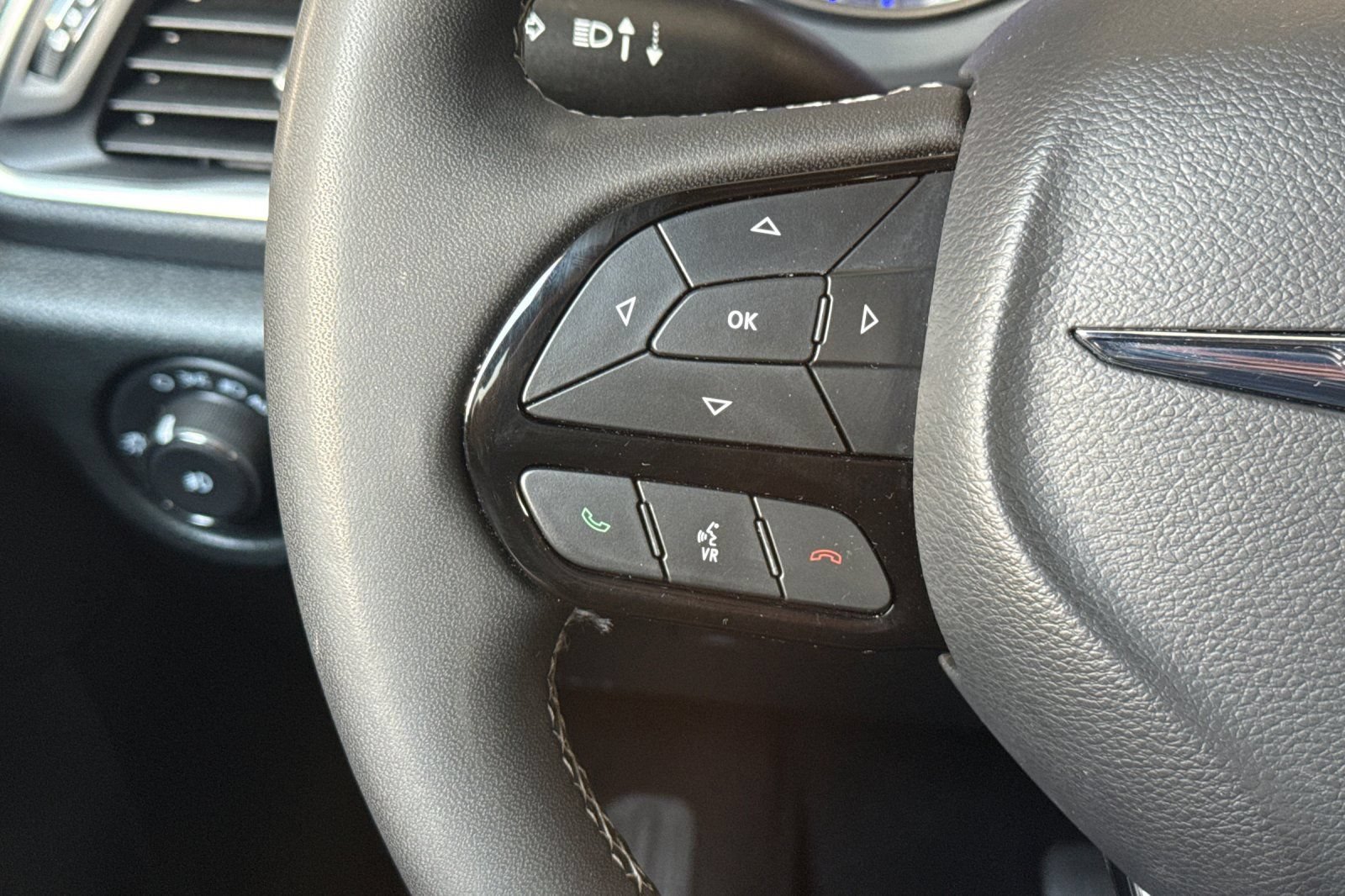 Used 2025 Chrysler Pacifica Limited FWD image 35