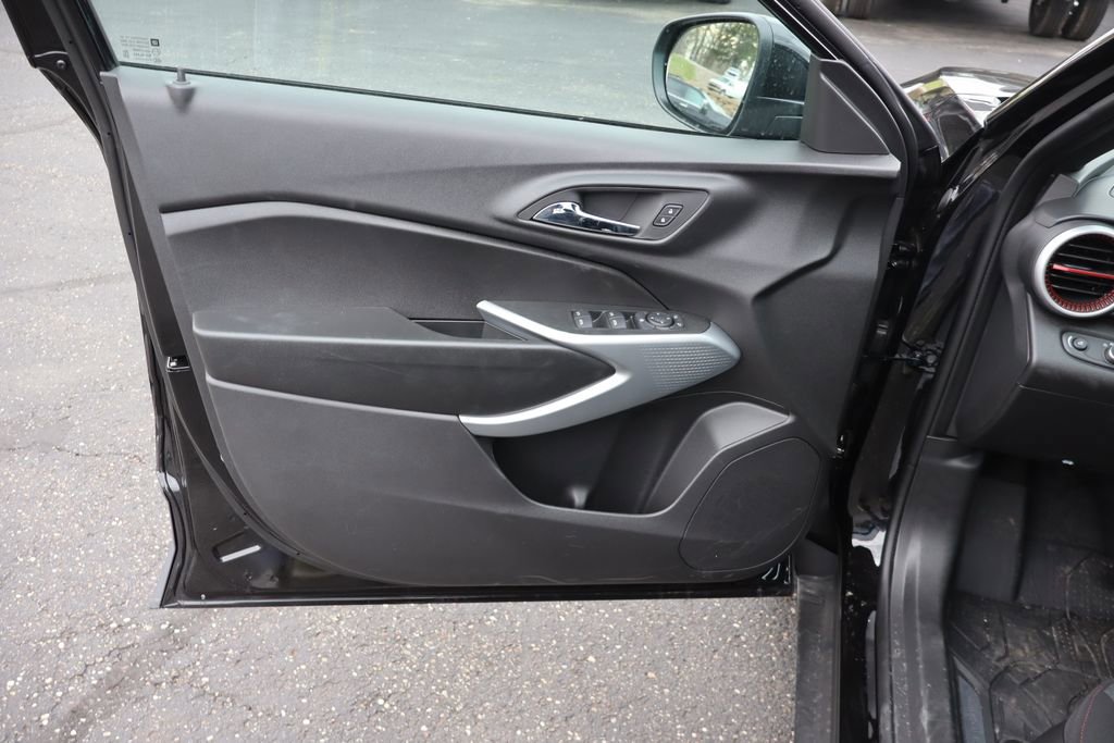 New 2026 Chevrolet Trax RS w/ Sunroof Package image 4
