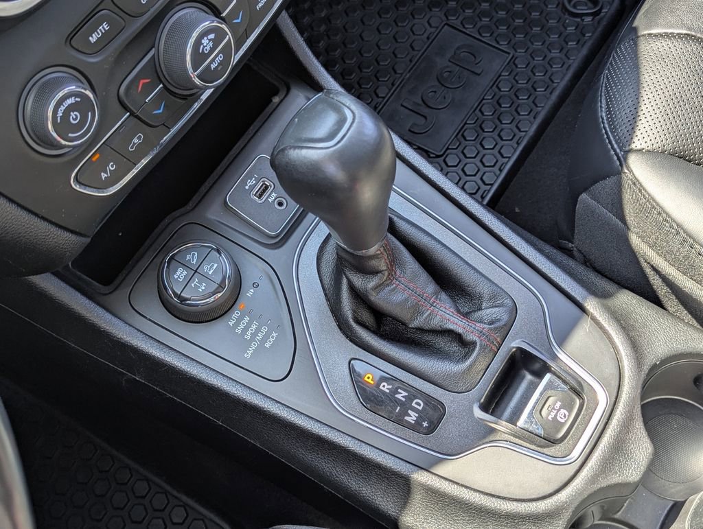 Used 2020 Jeep Cherokee Trailhawk AWD/4WD image 16