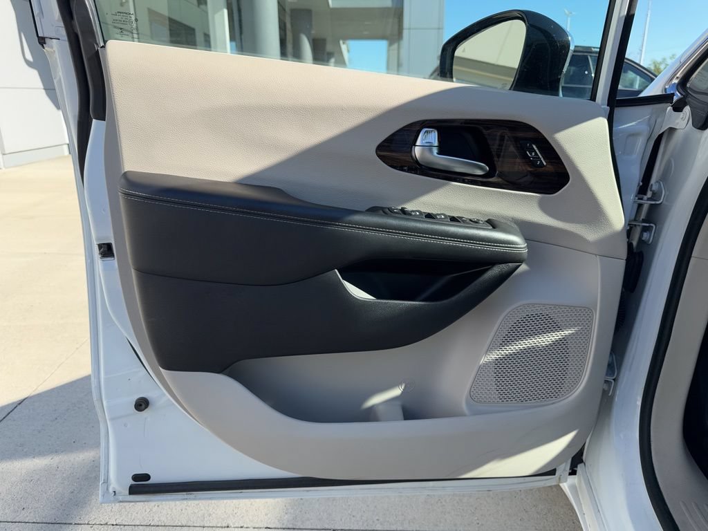 Used 2023 Chrysler Pacifica Limited FWD image 22