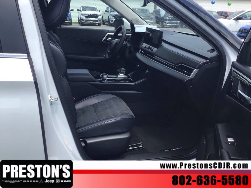 Used 2025 Mitsubishi Outlander AWD image 27