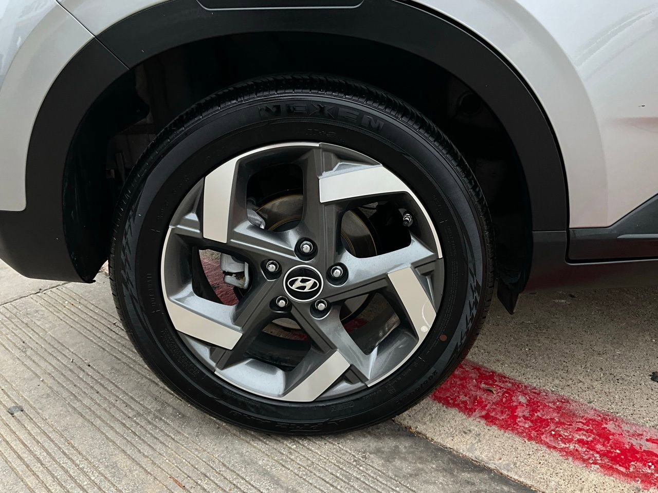 Used 2025 Hyundai Venue SEL image 8