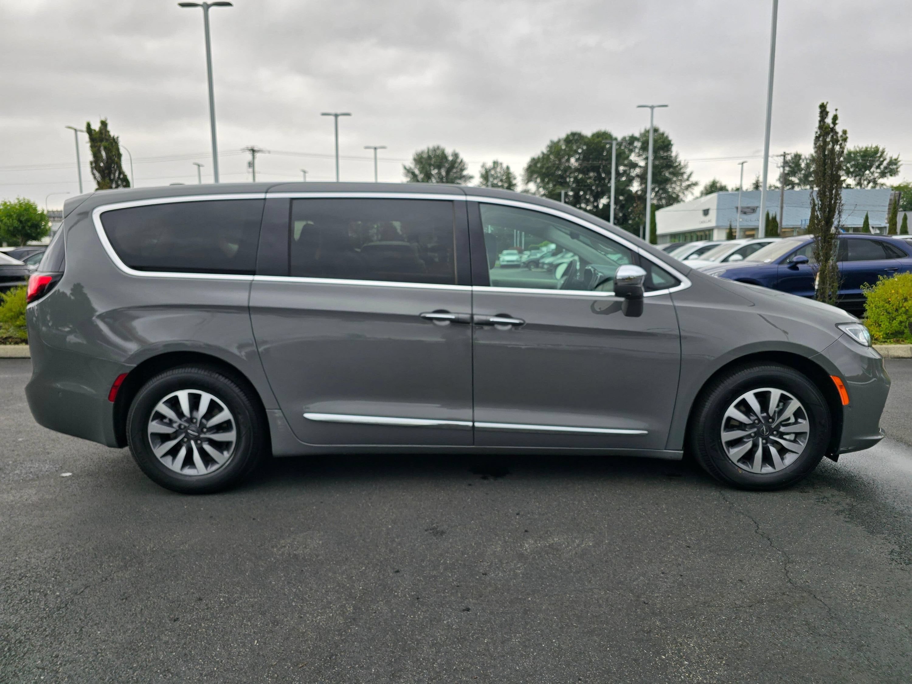 Used 2022 Chrysler Pacifica Limited FWD image 6