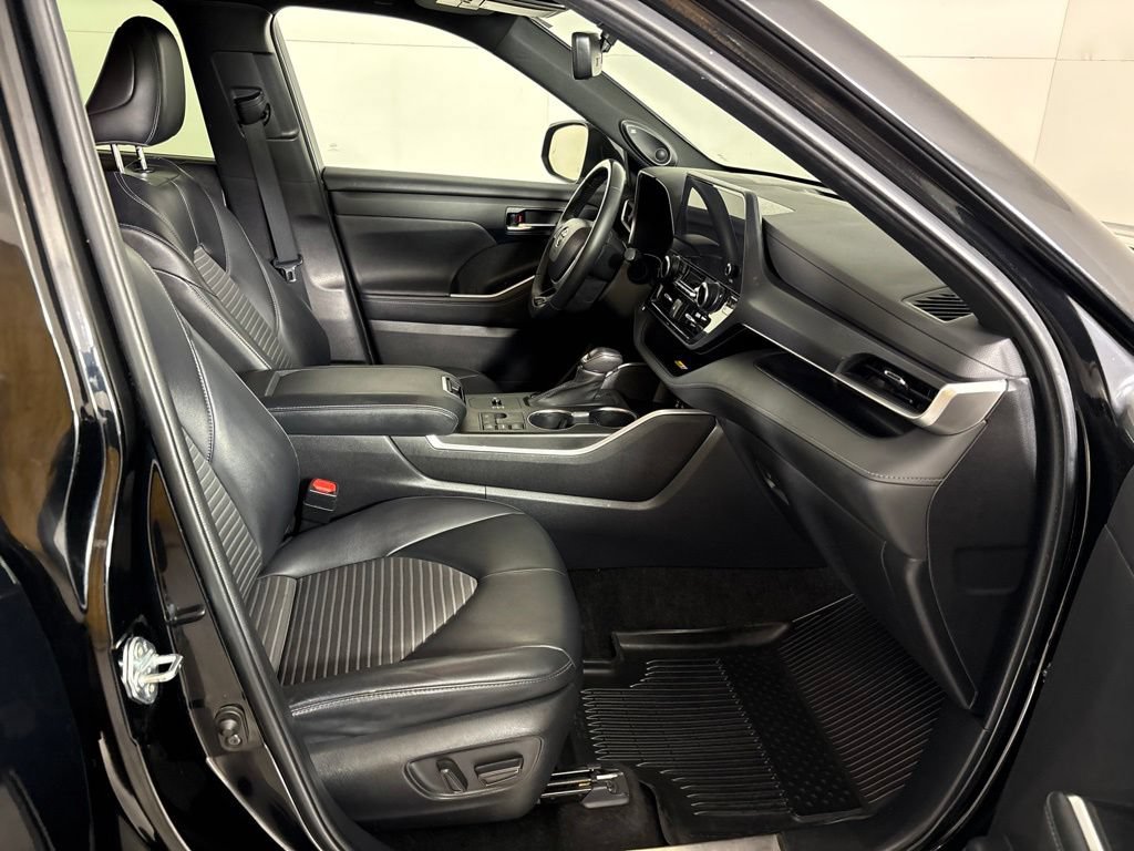 Used 2023 Toyota Highlander XSE FWD image 16