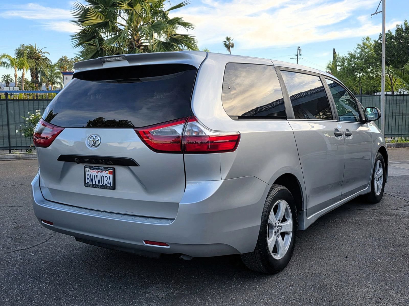 Used 2020 Toyota Sienna L FWD image 3