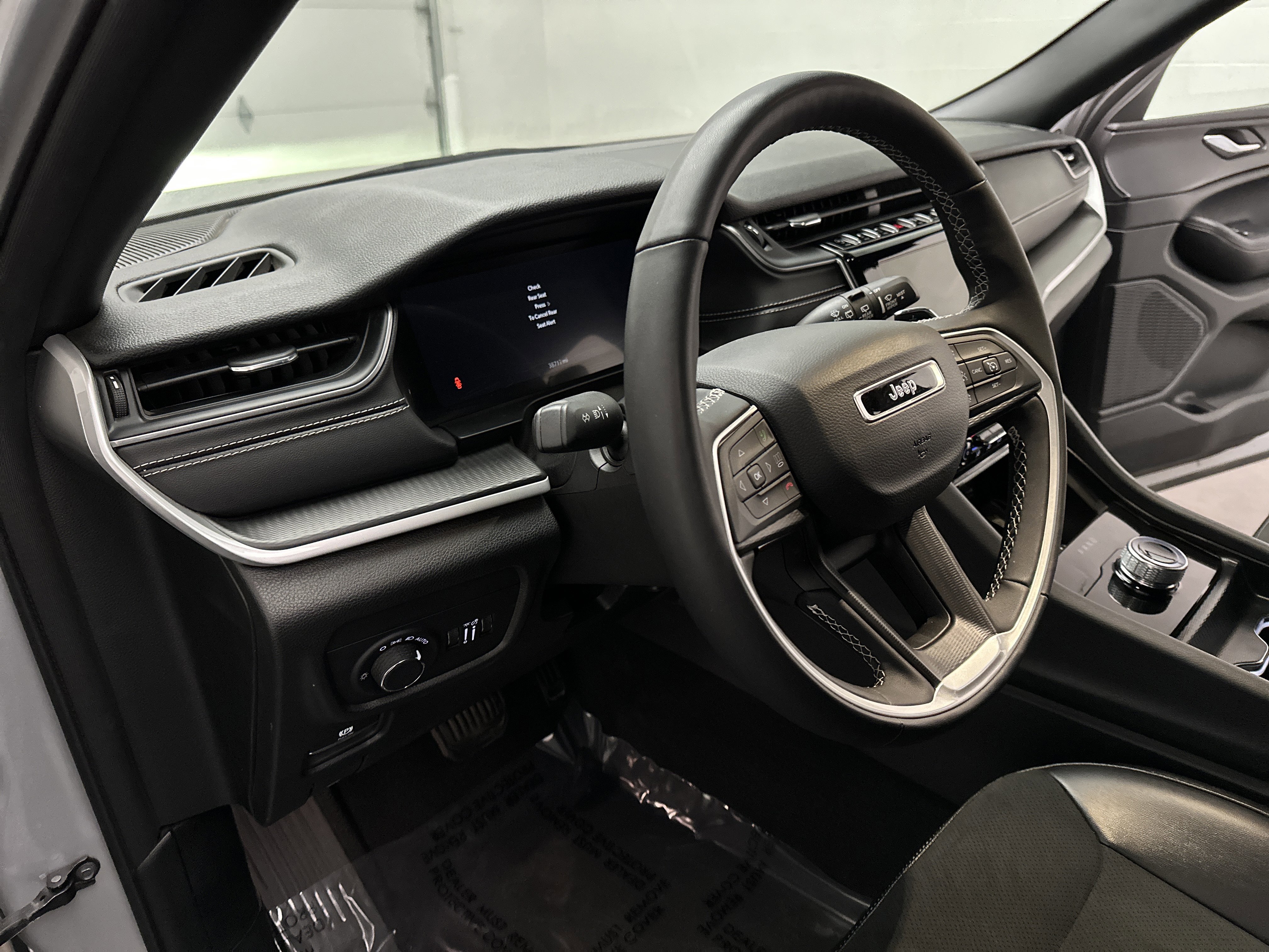 Used 2024 Jeep Grand Cherokee L Laredo image 16