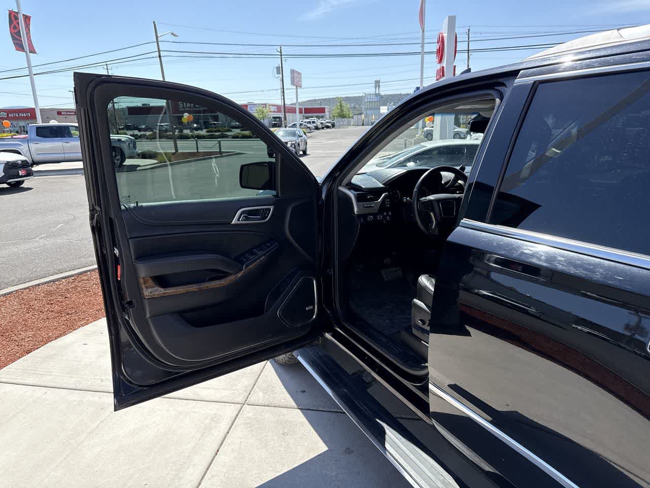Used 2015 GMC Yukon Denali w/ Premium Package AWD/4WD image 10