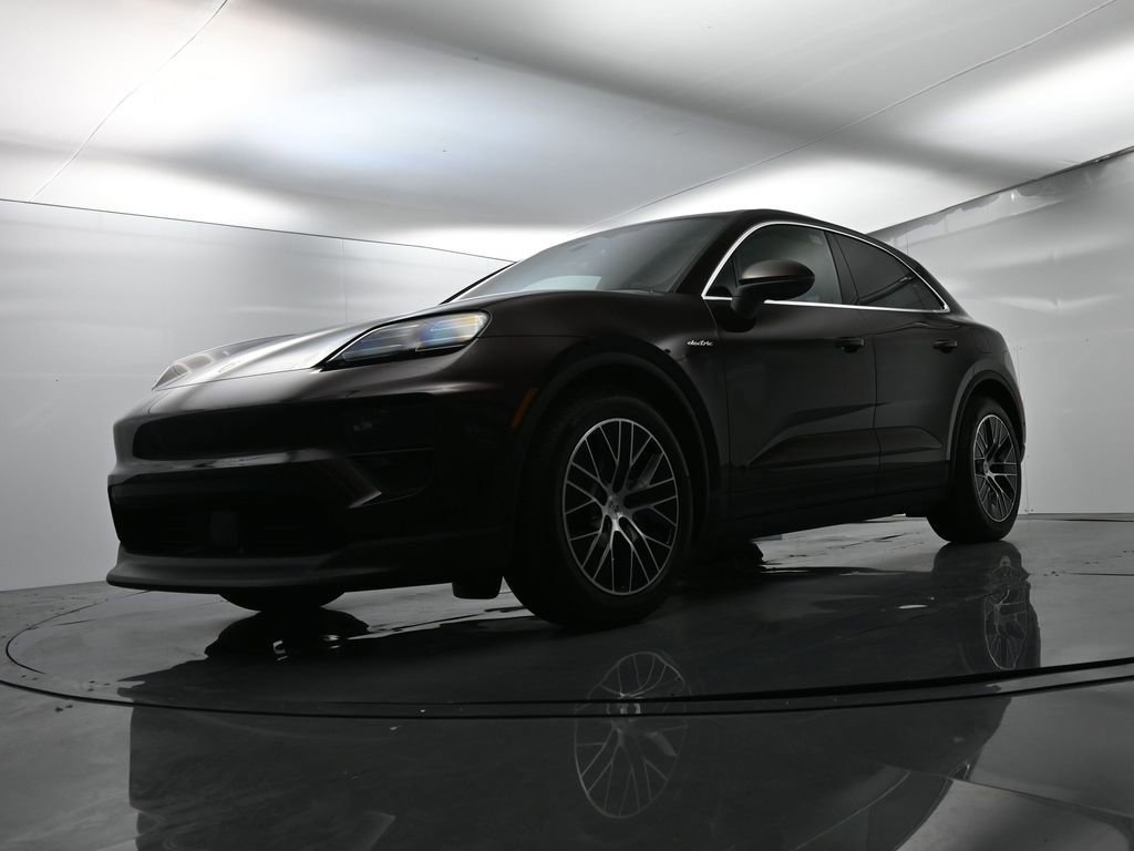 Certified 2025 Porsche Macan 4 Electric image 45