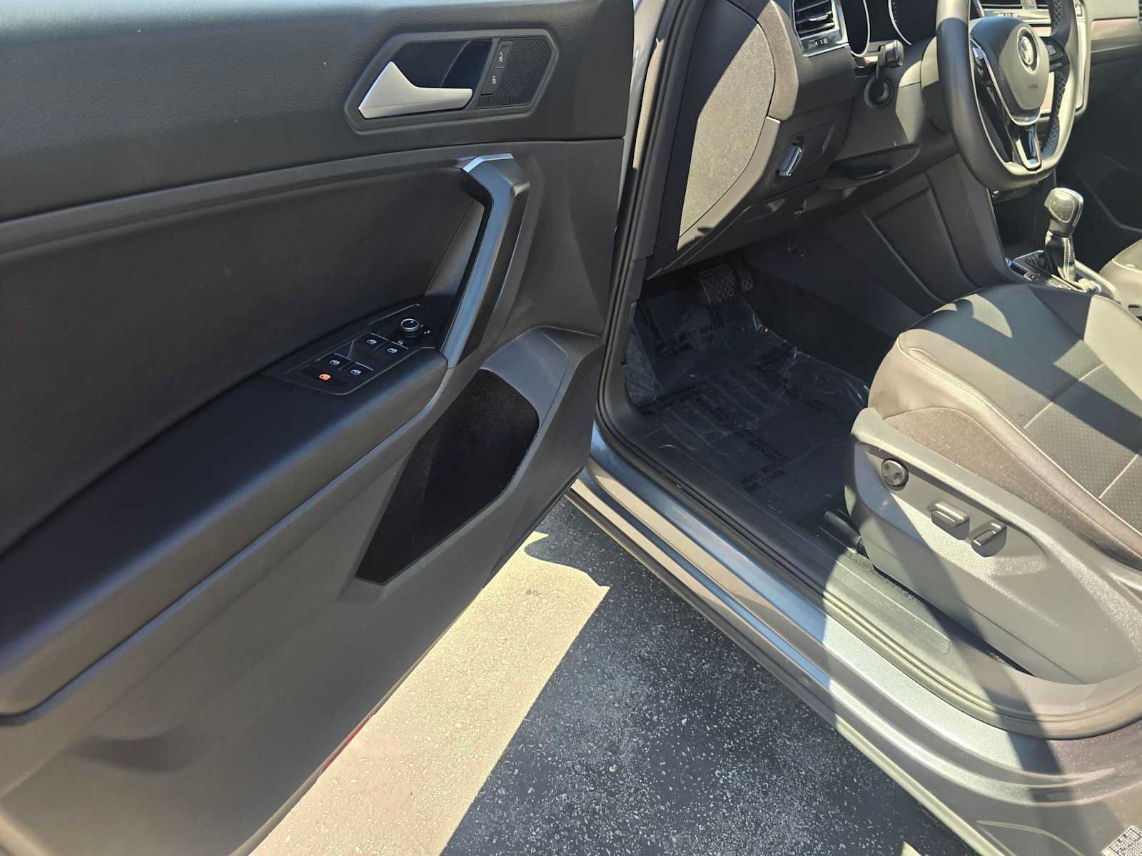 Used 2021 Volkswagen Tiguan SE w/ Panoramic Sunroof Package AWD/4WD image 21