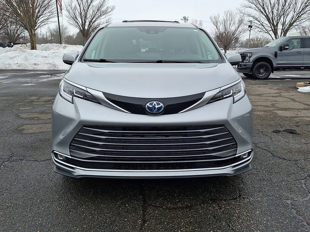 Used 2021 Toyota Sienna Limited image 5