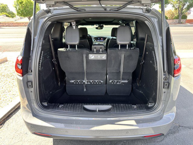 Used 2021 Chrysler Pacifica Touring-L w/ Uconnect Theater Family Group FWD image 16