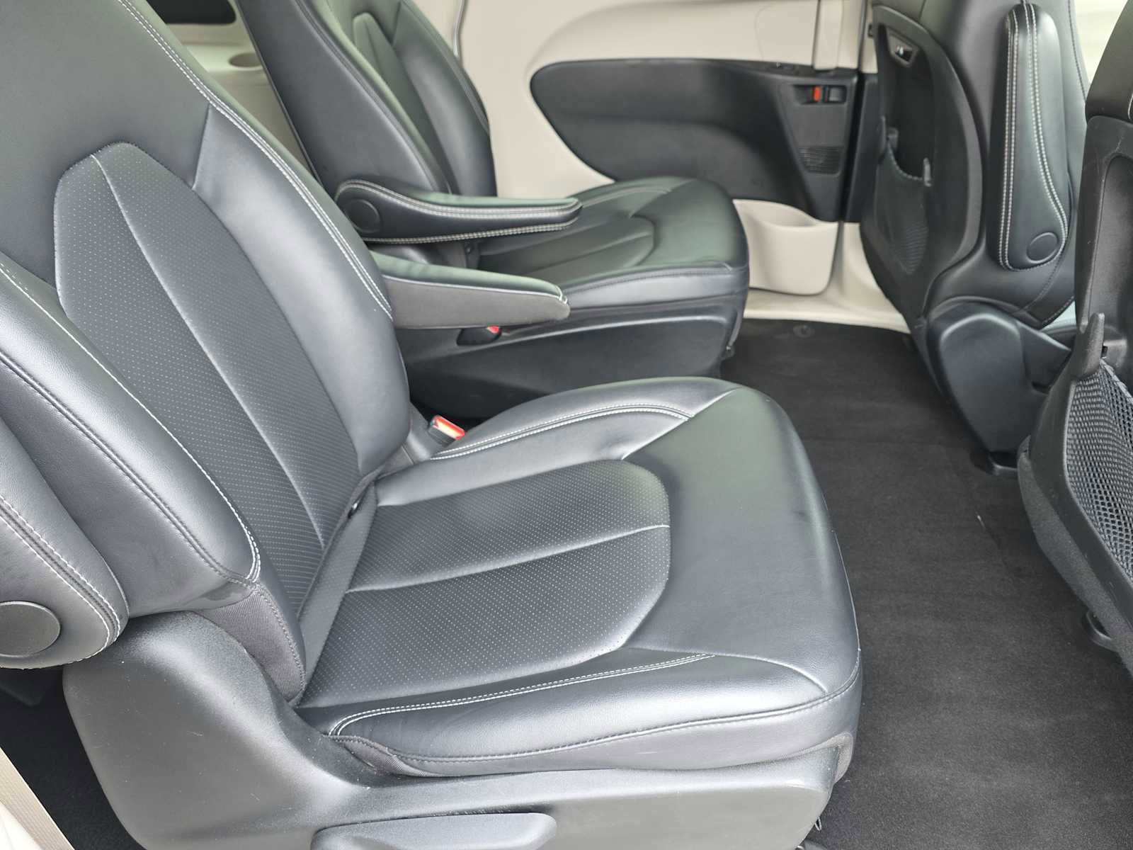 Used 2024 Chrysler Pacifica Select image 17