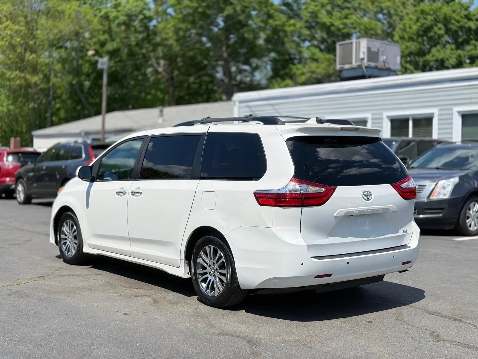 Used 2019 Toyota Sienna XLE w/ XLE Navigation Package FWD image 6