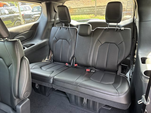 New 2027 Chrysler Pacifica Select FWD image 18