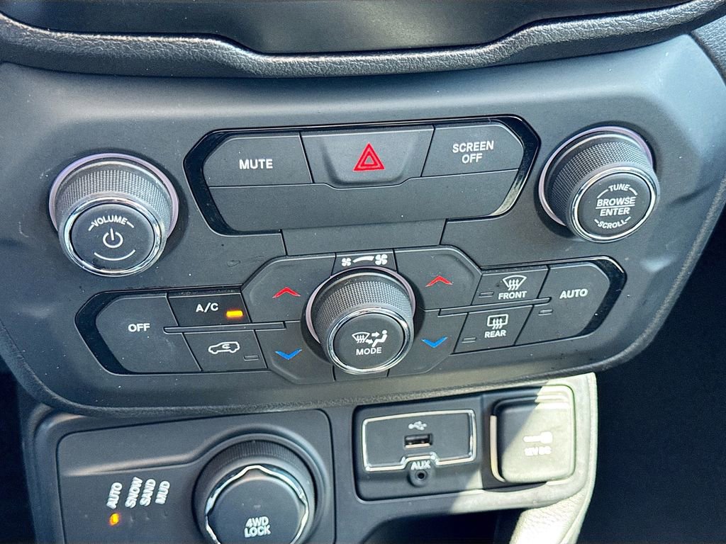 Used 2018 Jeep Renegade Limited w/ Safety & Security Group AWD/4WD image 17