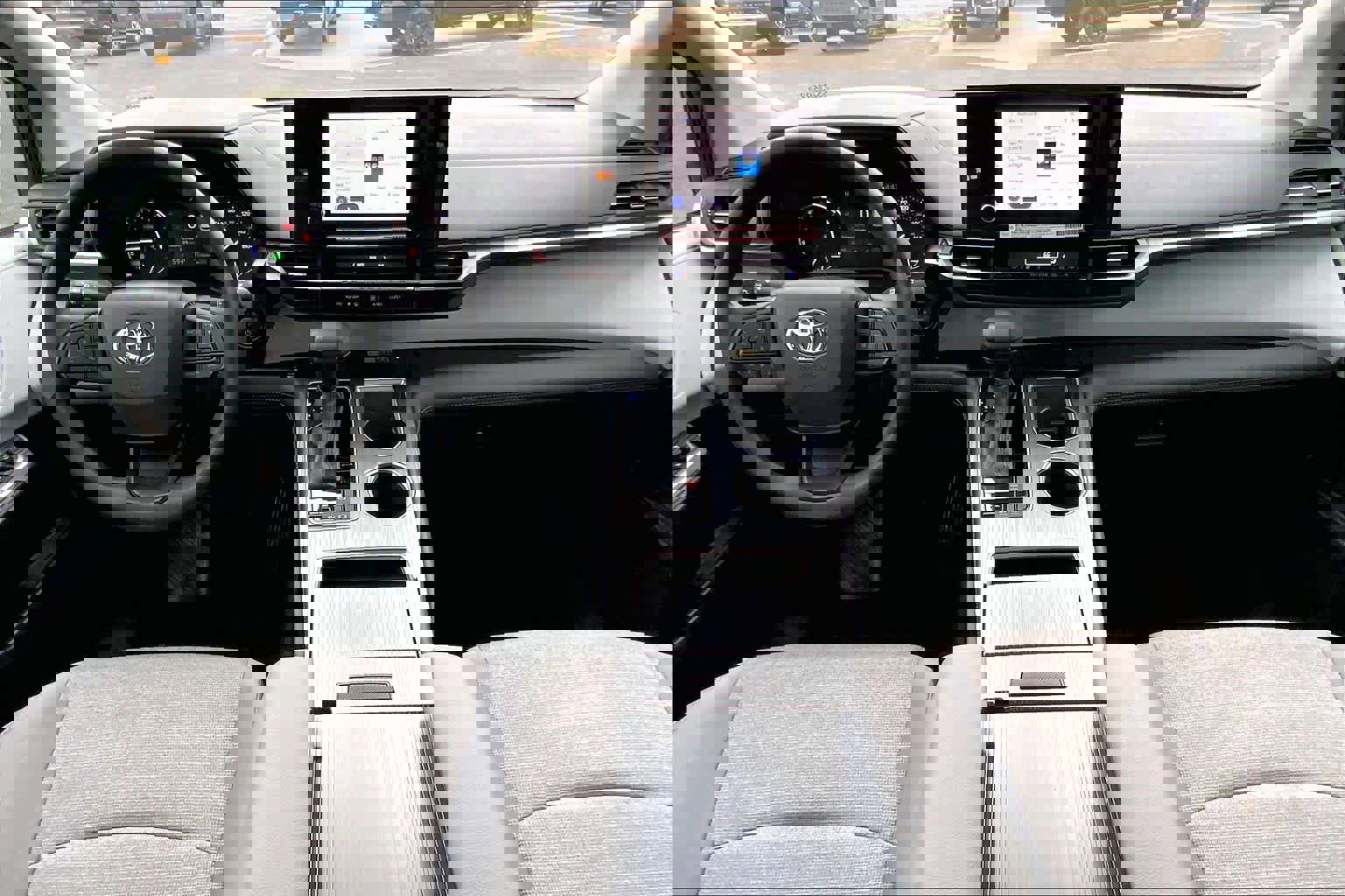 Used 2025 Toyota Sienna LE image 16