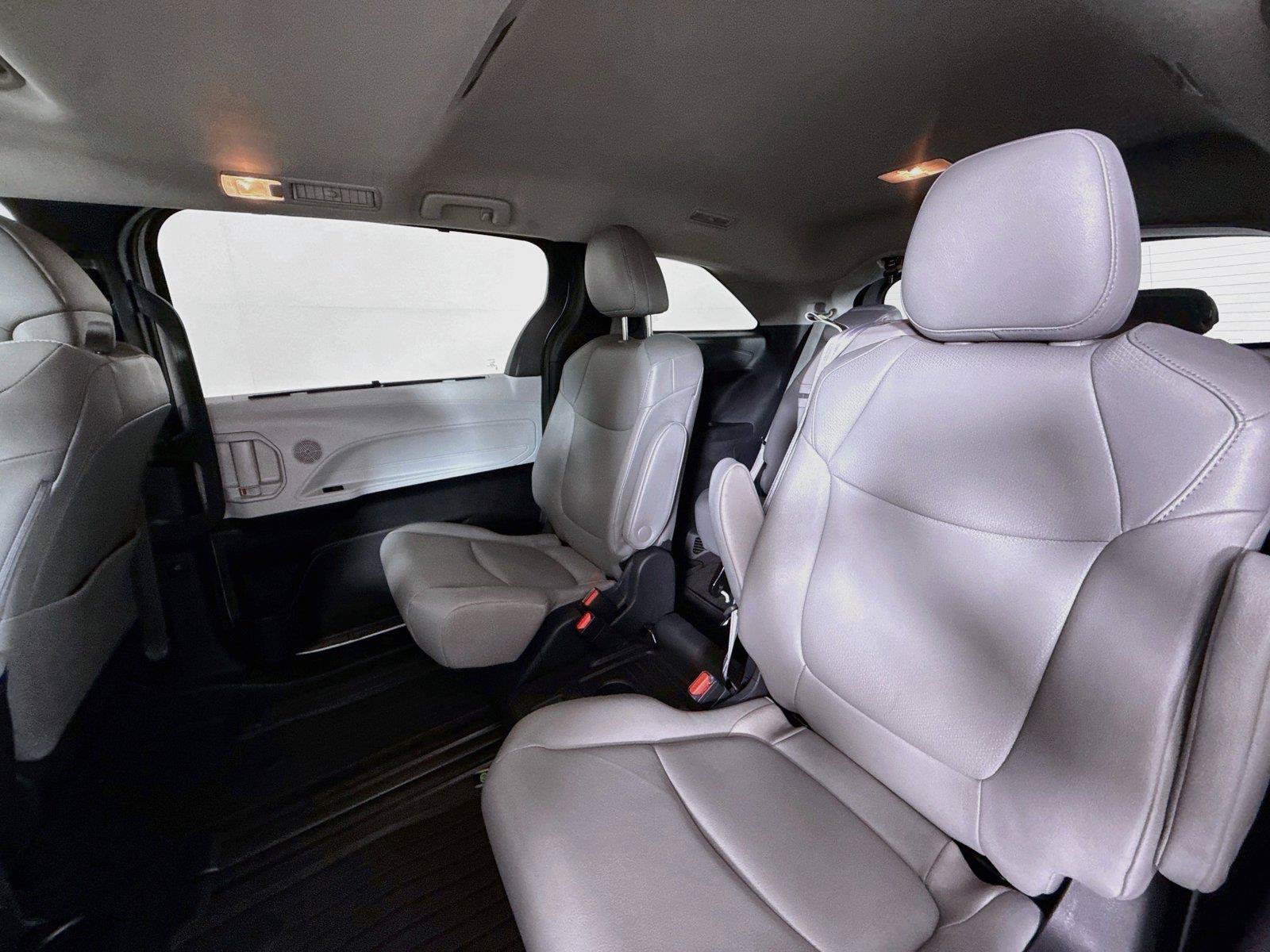 Certified 2025 Toyota Sienna XLE FWD image 31