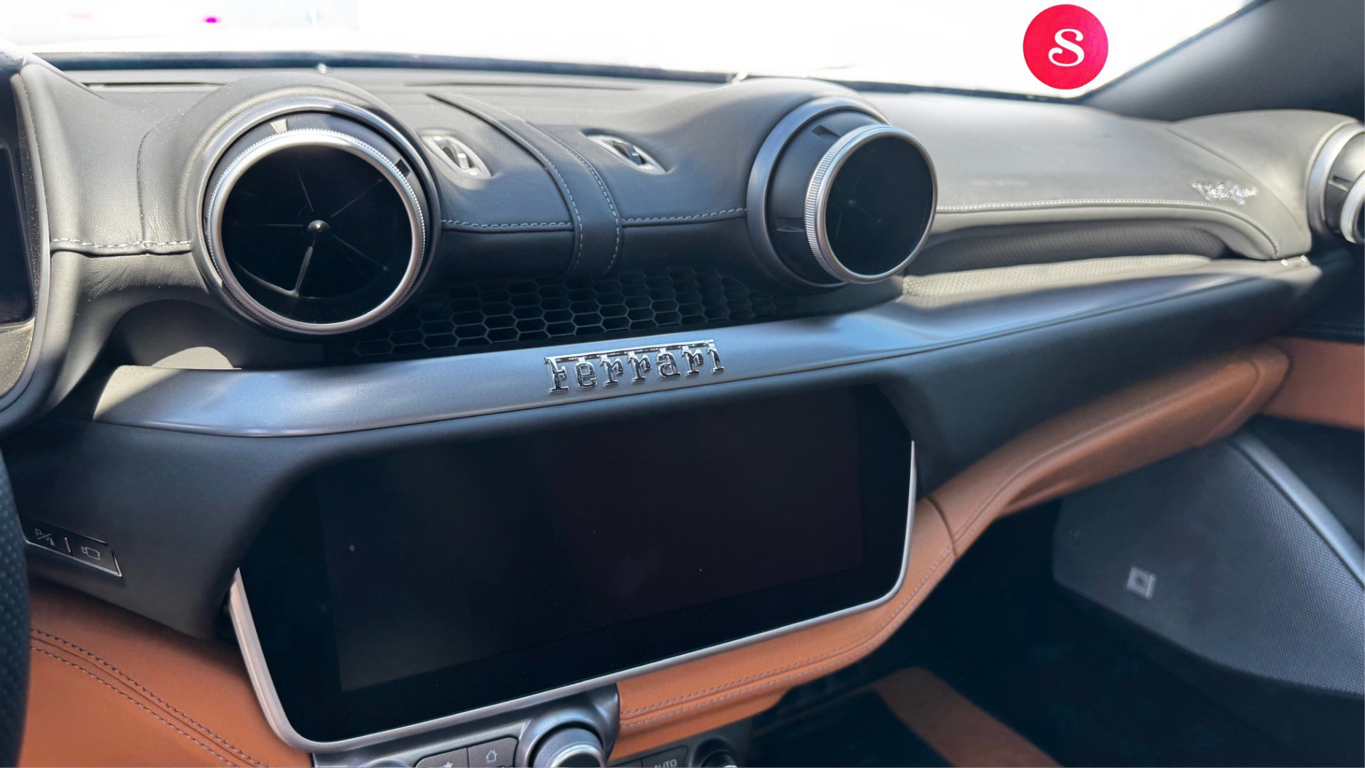 Used 2019 Ferrari Portofino RWD image 14
