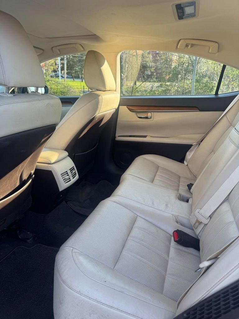 Used 2016 Lexus ES 300h w/ Luxury Package w/Wood Trim image 9