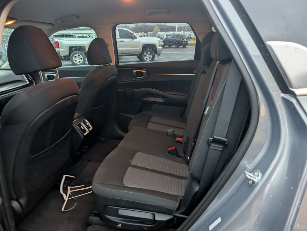 Used 2025 Kia Sorento LX image 9
