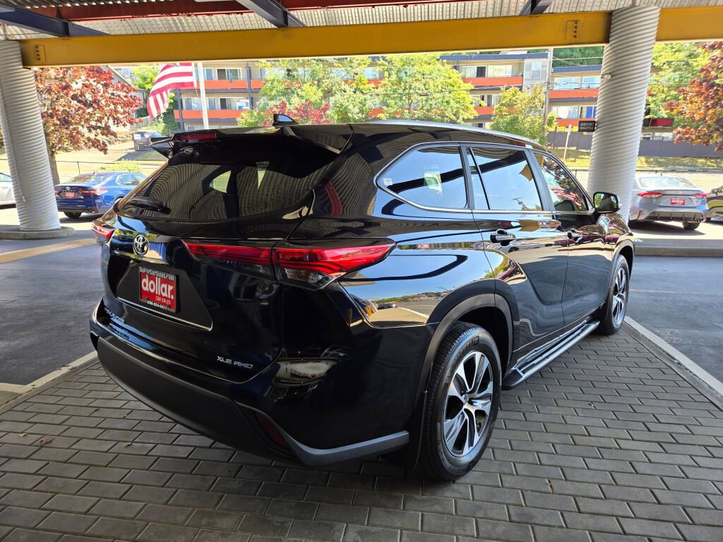 Used 2023 Toyota Highlander XLE image 5