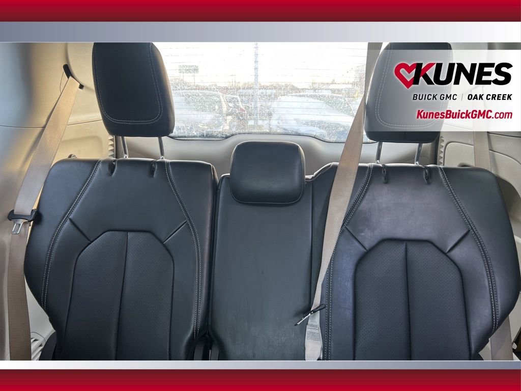 Used 2024 Chrysler Pacifica Touring-L FWD image 27