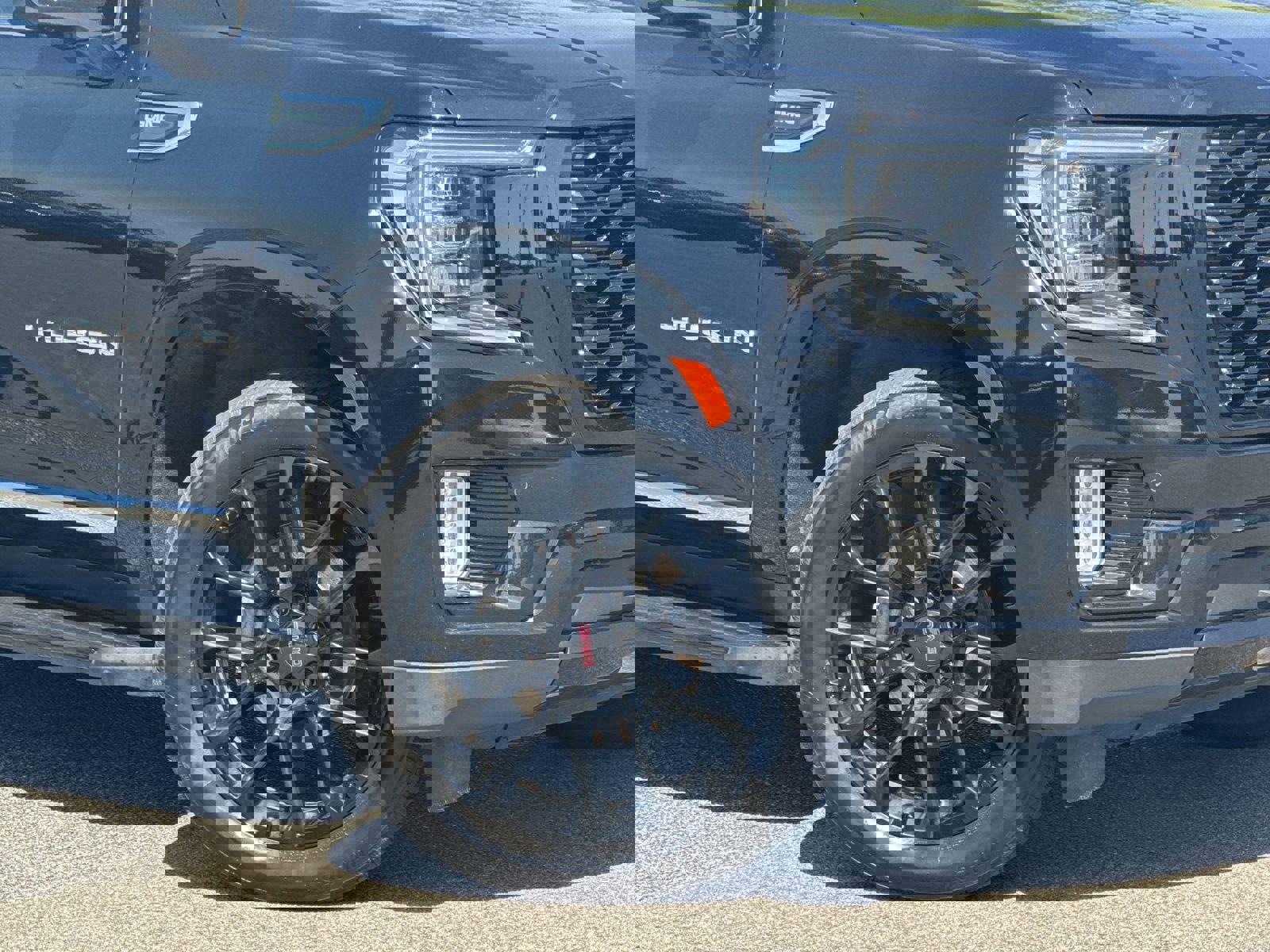 Used 2024 GMC Yukon SLT w/ SLT Luxury Package image 13