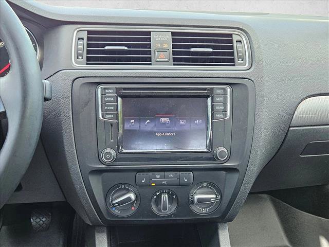 Used 2017 Volkswagen Jetta SE image 11