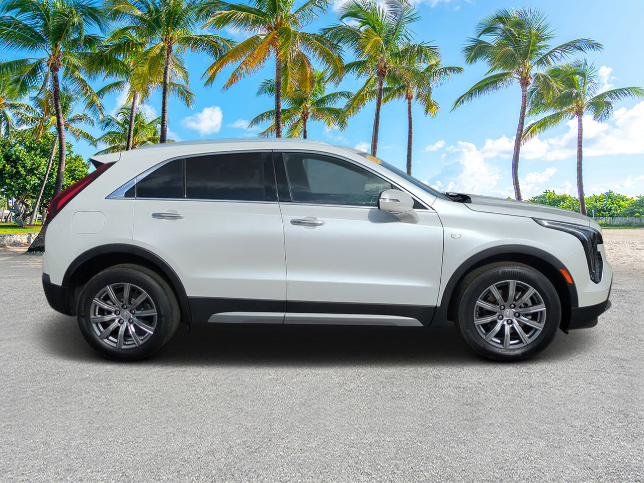 Used 2022 Cadillac XT4 Premium Luxury w/ Technology Package image 2