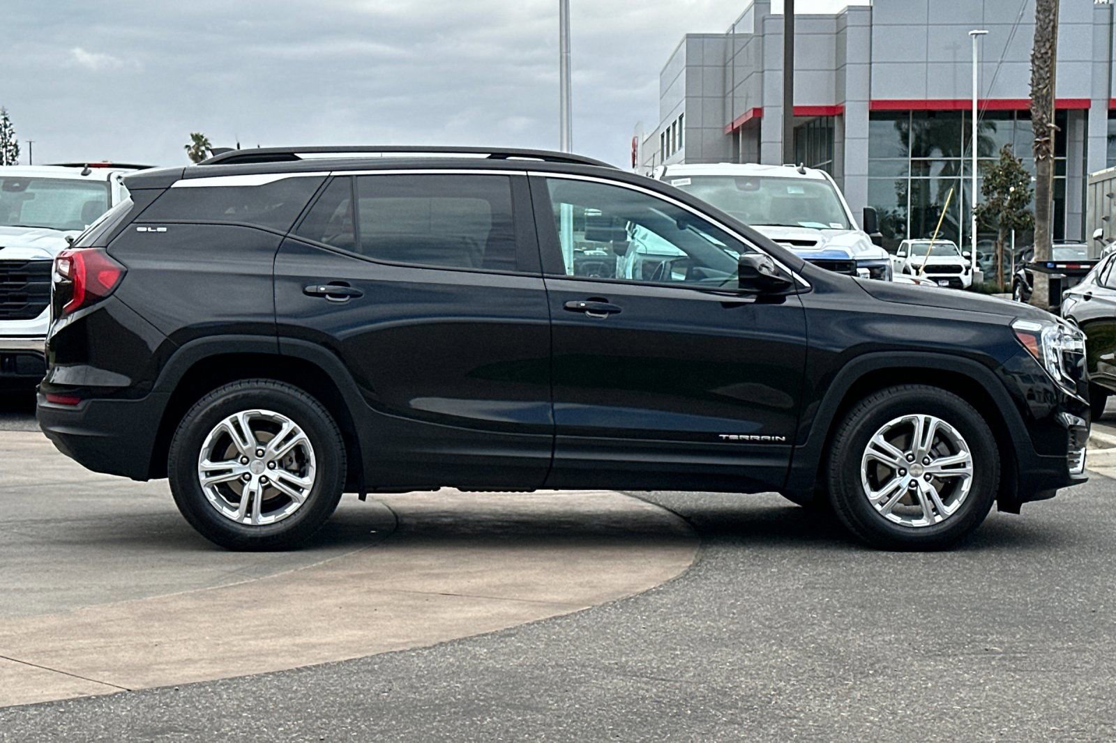 Used 2022 GMC Terrain SLE w/ Driver Convenience Package FWD image 3