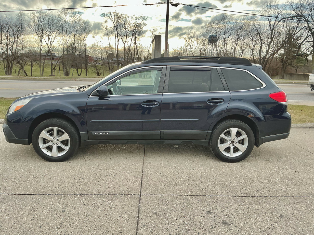 Used 2014 Subaru Outback 2.5i Limited w/ Moonroof Package image 7