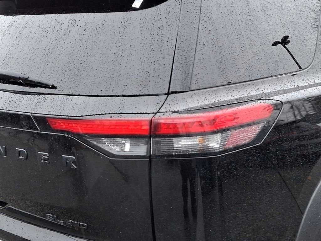 Used 2023 Nissan Pathfinder SL w/ Black Appearance Package image 7