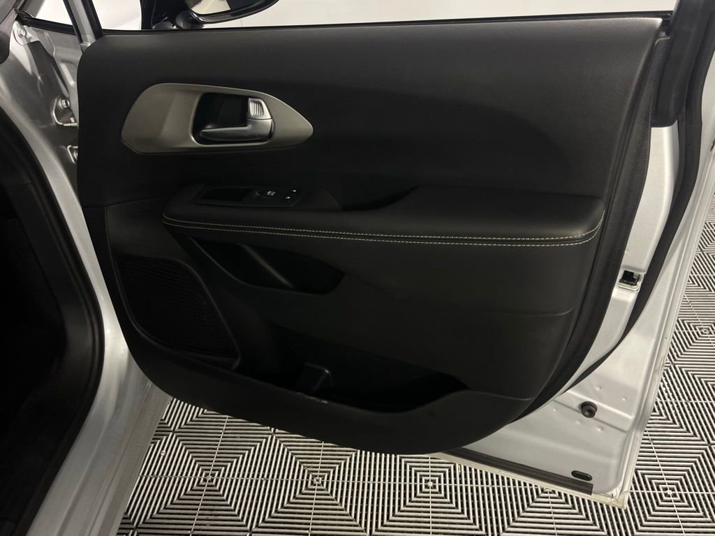 Used 2024 Chrysler Pacifica Premium image 29