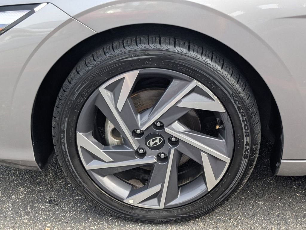 Used 2025 Hyundai Elantra SEL FWD image 28