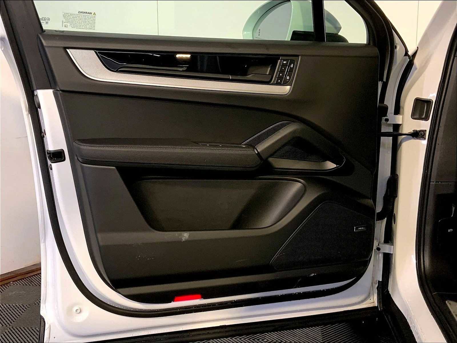 Certified 2024 Porsche Cayenne Coupe image 25