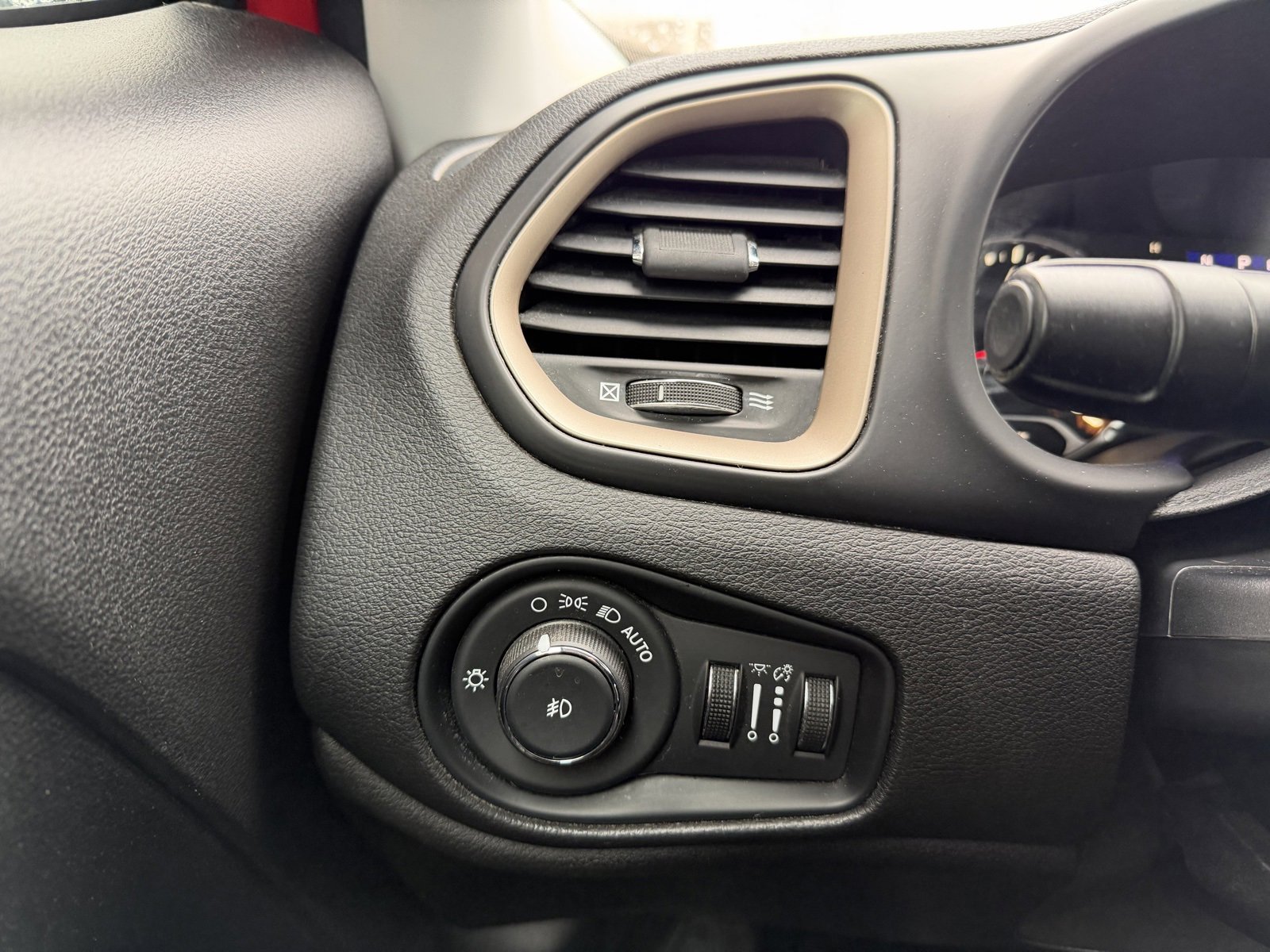 Used 2017 Jeep Renegade Latitude w/ Cold Weather Group image 22