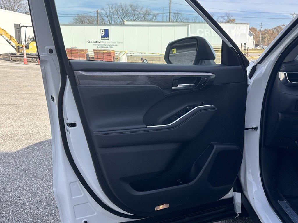 New 2026 Toyota Highlander Limited image 10