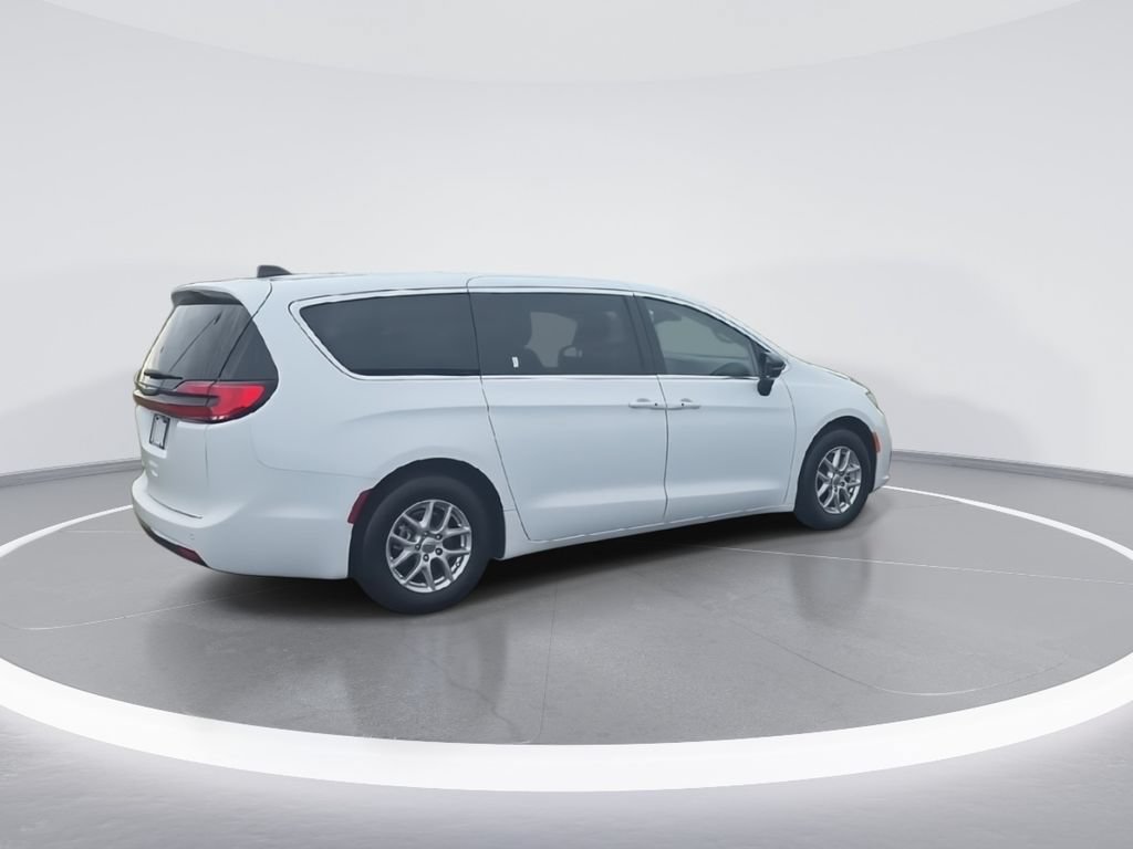 Used 2024 Chrysler Pacifica Touring-L FWD image 8