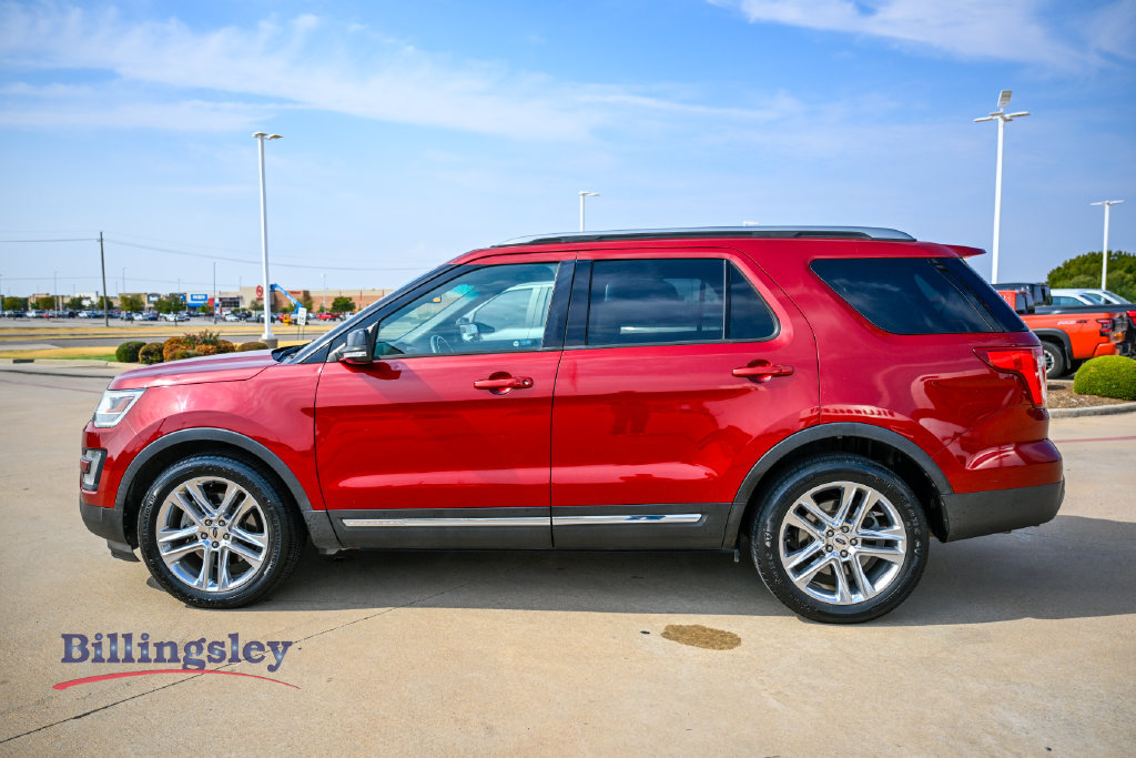 Used 2017 Ford Explorer XLT w/ Equipment Group 202A FWD image 4