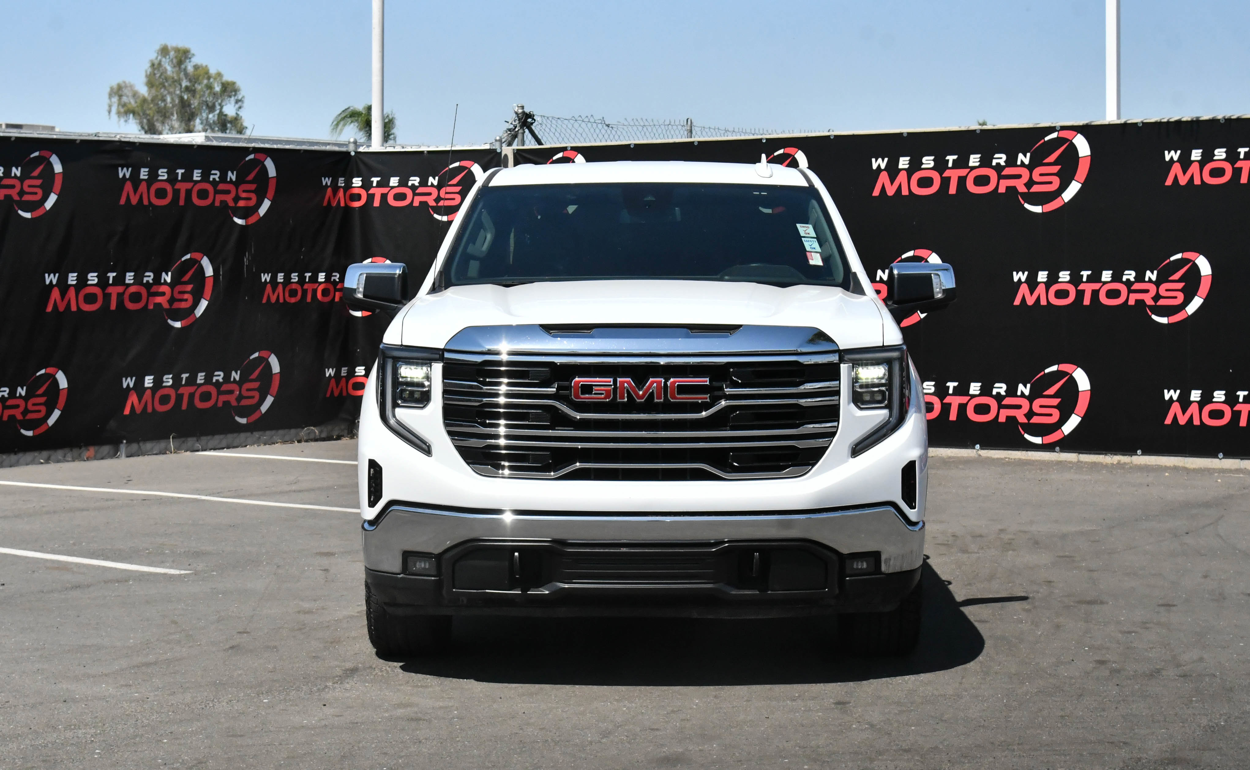 Used 2024 GMC Sierra 1500 SLT image 2