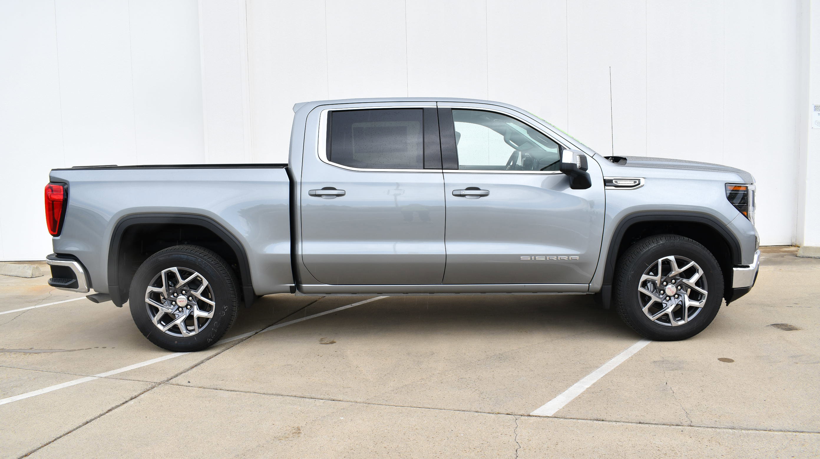 New 2026 GMC Sierra 1500 SLE image 4