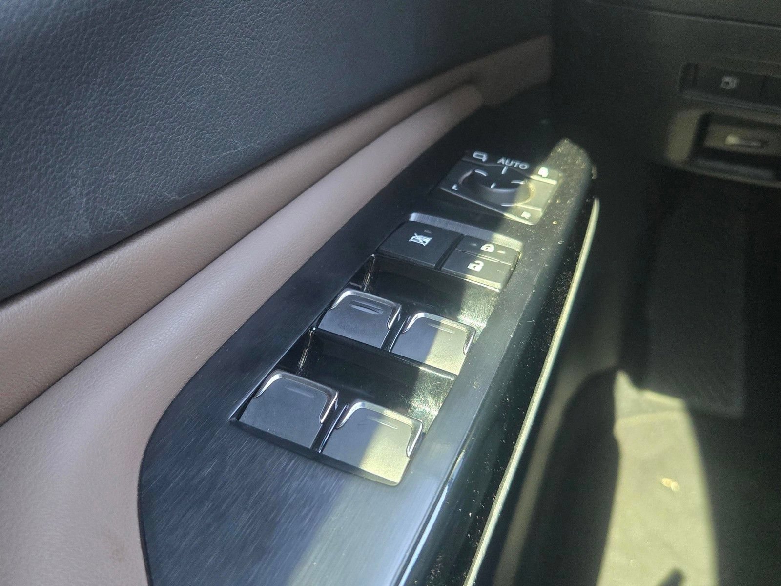 Used 2025 Lexus ES 300h w/ Premium Package FWD image 19