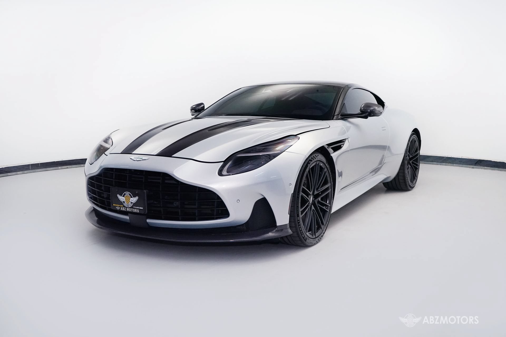 Used 2025 Aston Martin DB12 Coupe RWD image 2