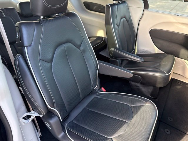 Used 2023 Chrysler Pacifica Limited w/ Uconnect Theater Family Group AWD/4WD image 18
