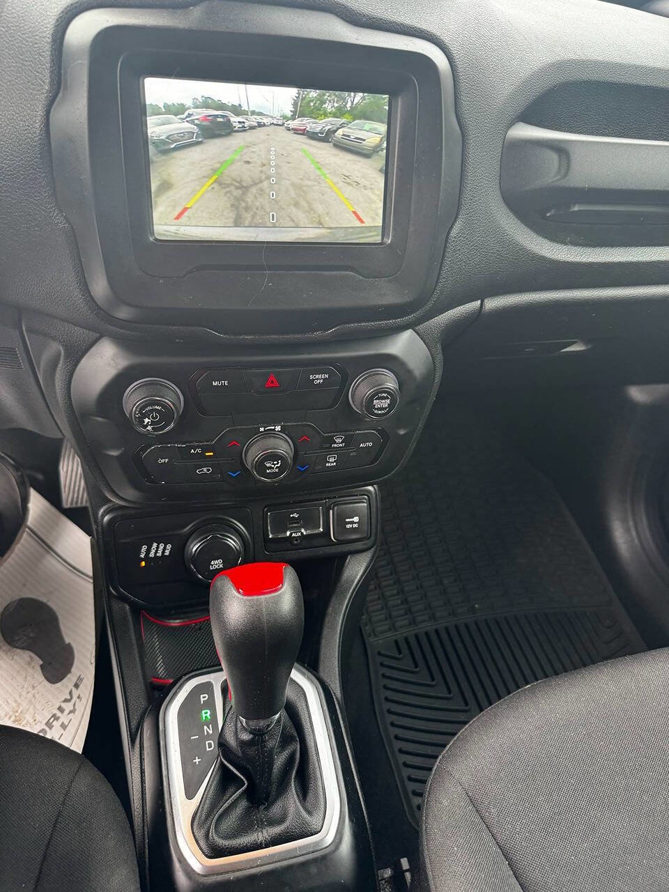 Used 2018 Jeep Renegade Latitude image 12