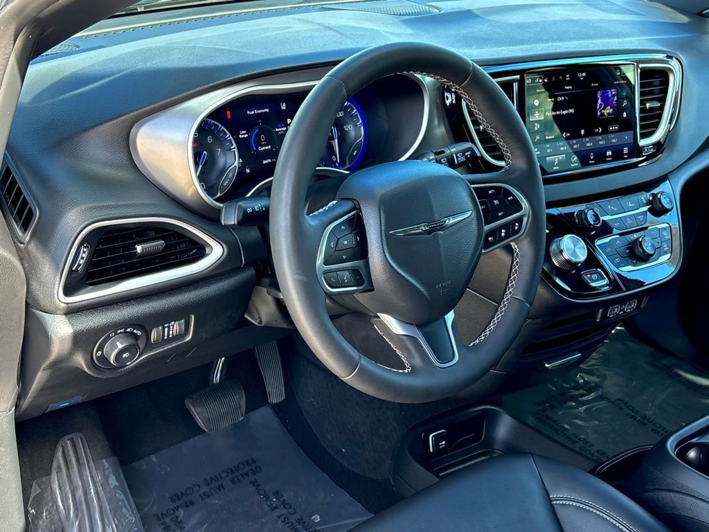 Used 2025 Chrysler Pacifica Select image 10