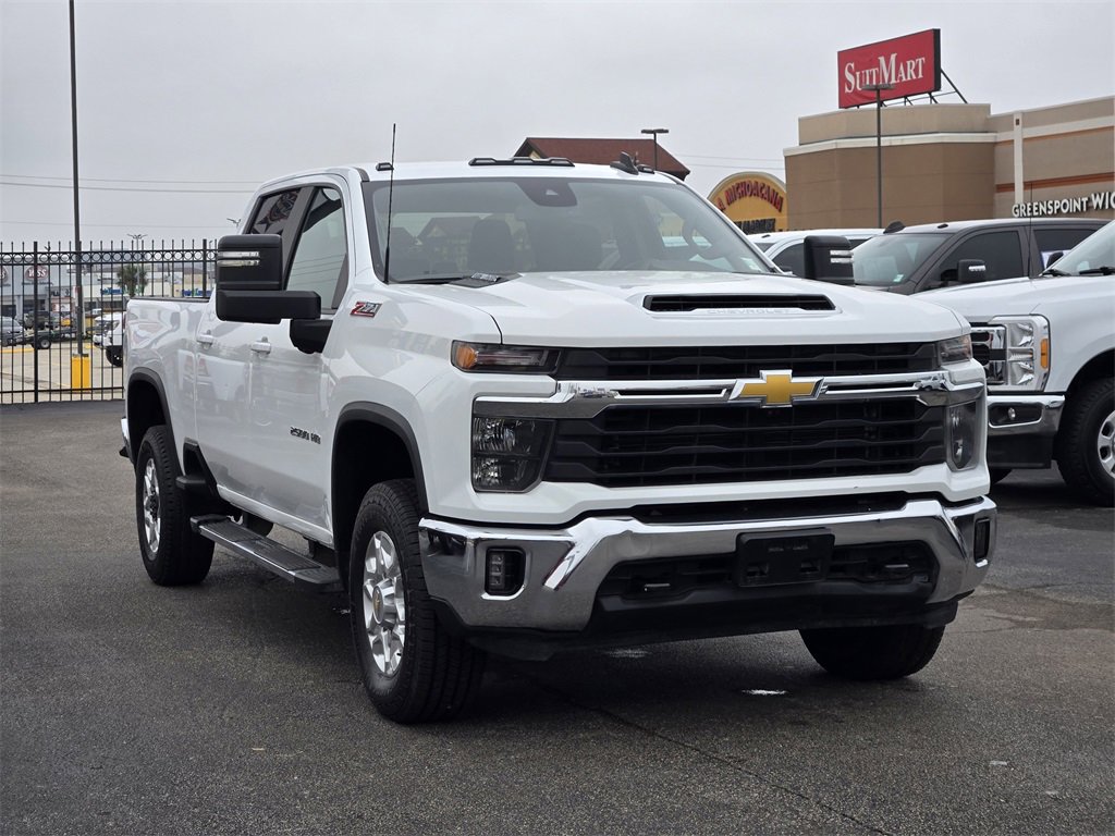 Used 2024 Chevrolet Silverado 2500 LT image 3