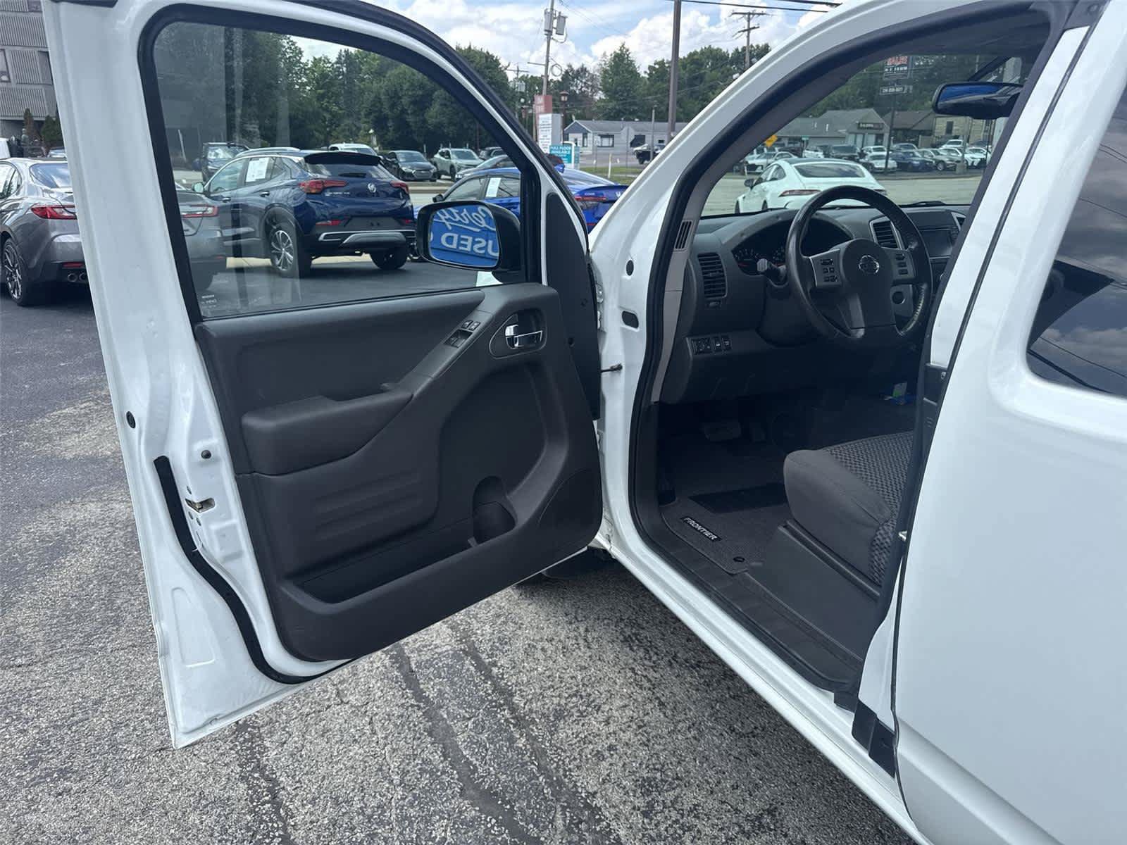 Used 2018 Nissan Frontier SV w/ Value Truck Package AWD/4WD image 2