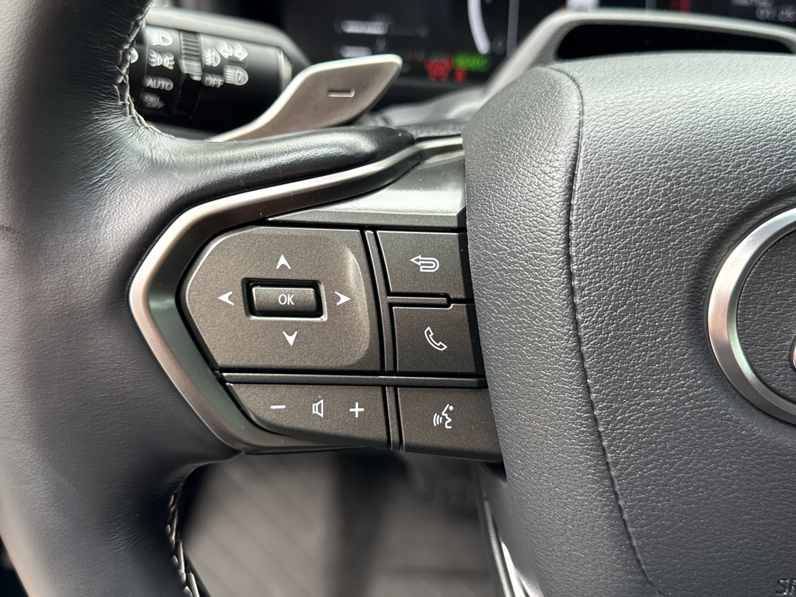 Certified 2025 Lexus LX 700h Overtrail w/ Accessory Package (Z1) AWD/4WD image 18